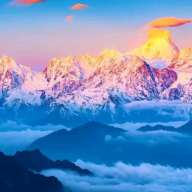 旭日照金山