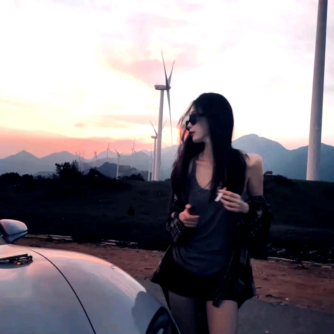 卖仿古护栏的小女孩