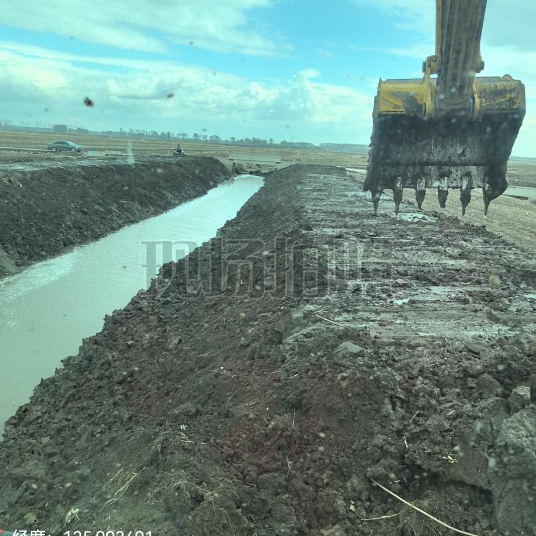 农村开沟机小伙