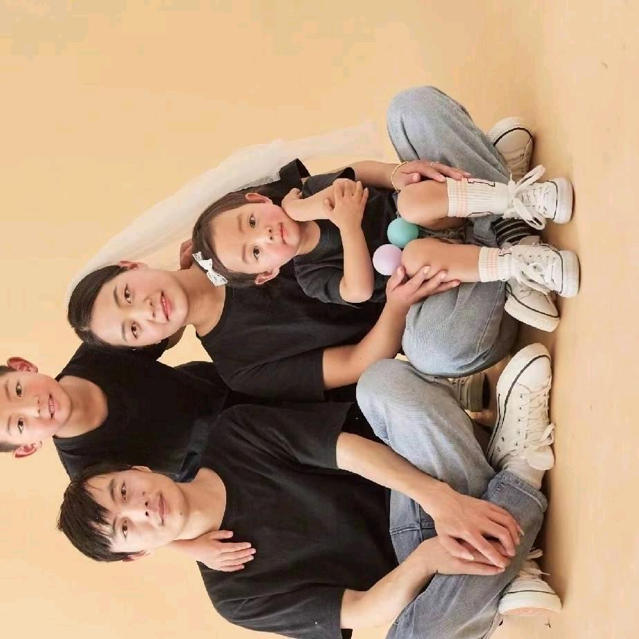 两个宝贝的奶奶。