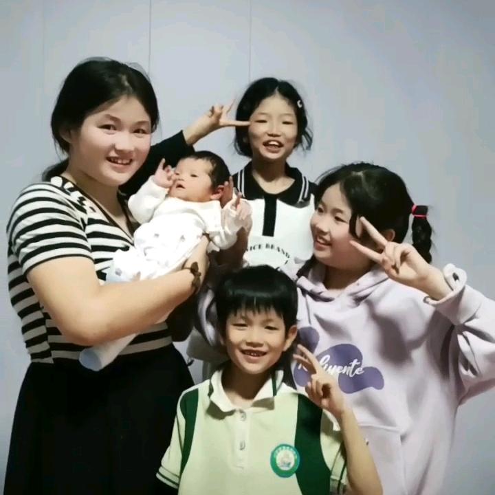 家有五宝一龙四凤