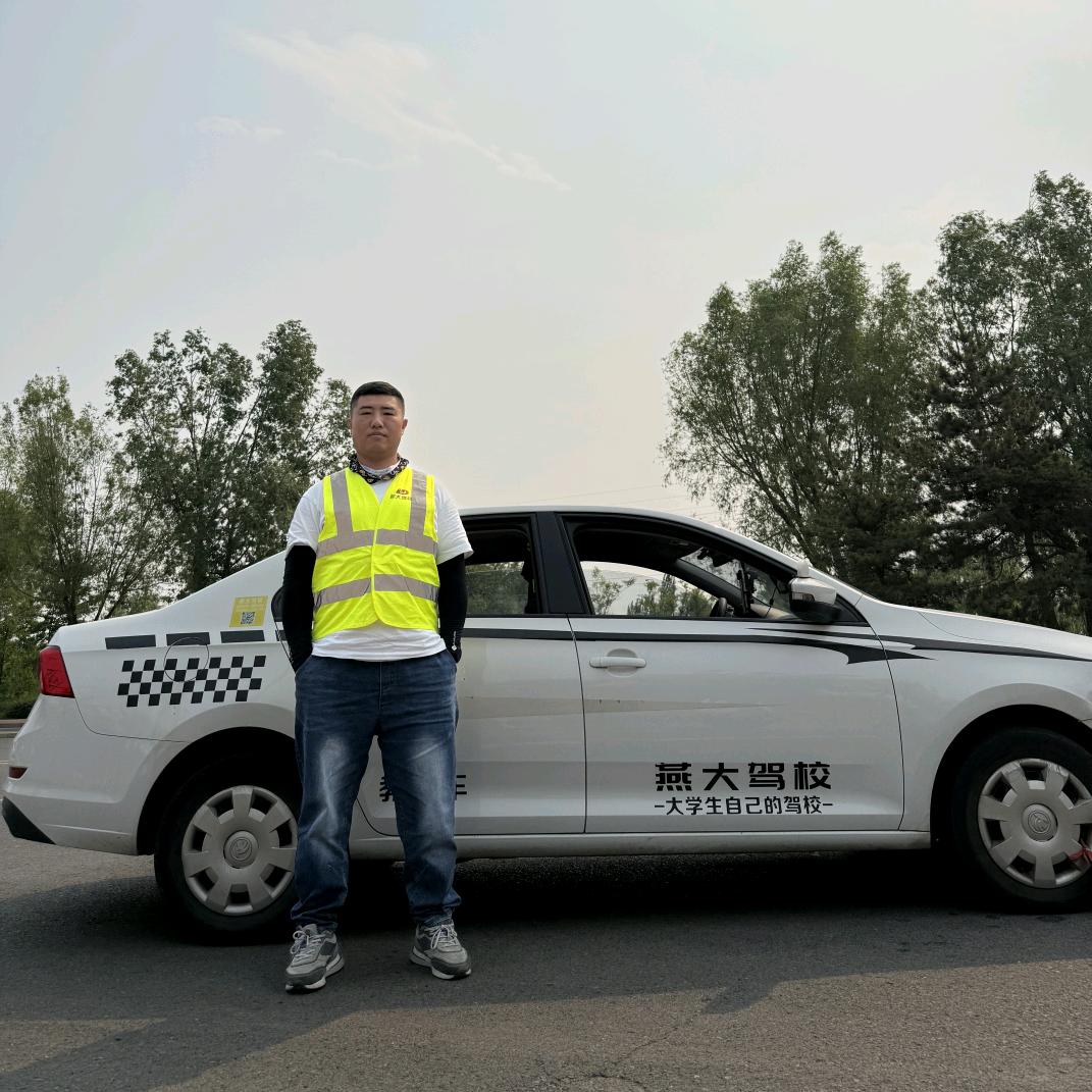 燕大驾校爱健身的彭教练