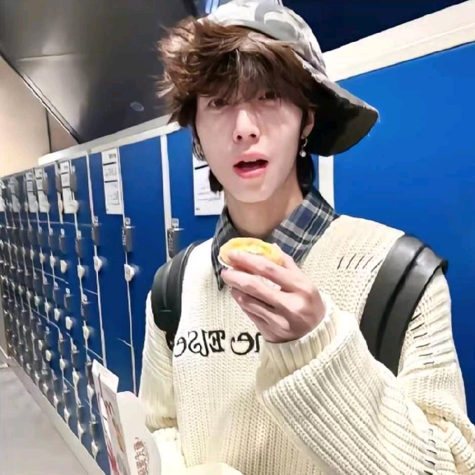 屁屁上镶钻的闪腚少爷