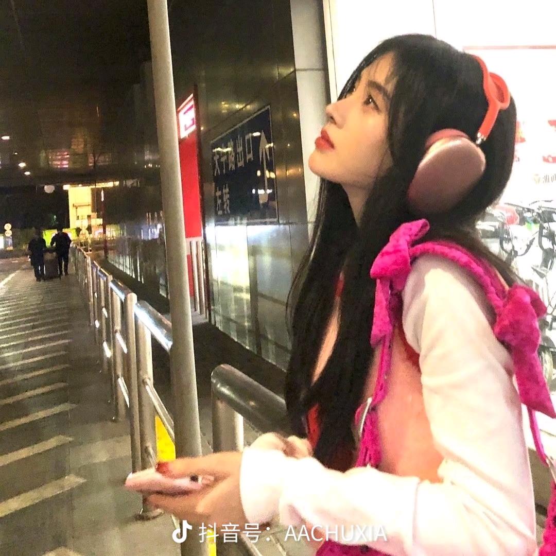 依依