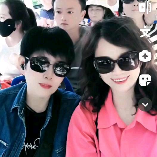 外套的女人919。