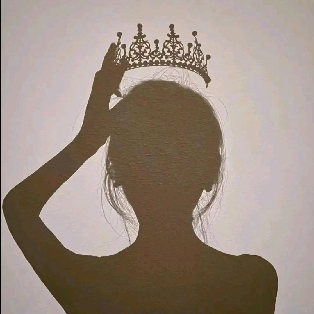 👑