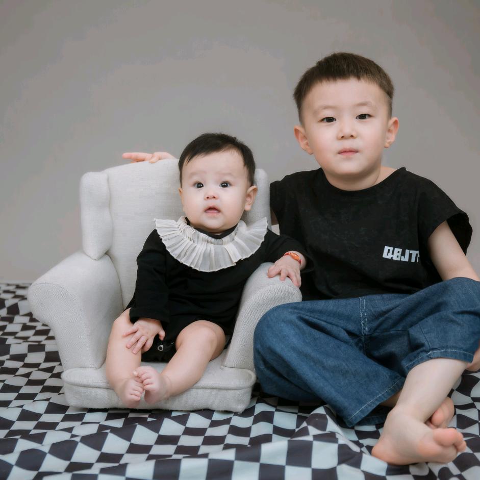 奶奶的两个开心宝贝