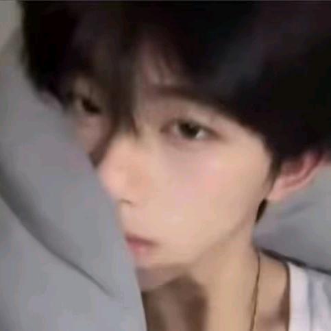 春忻羽.