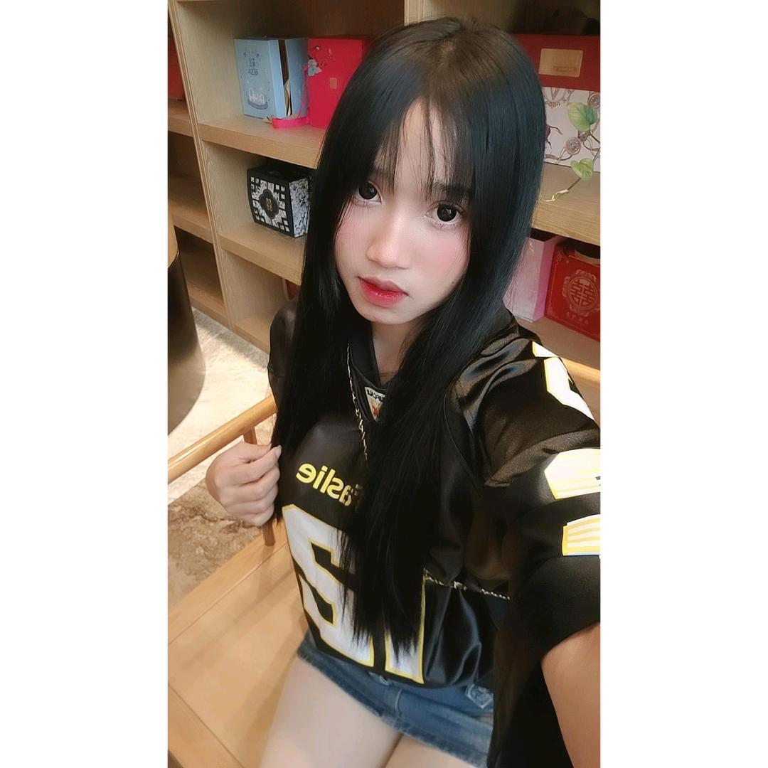 ᥫ᭡ Mëý.🖤🌻