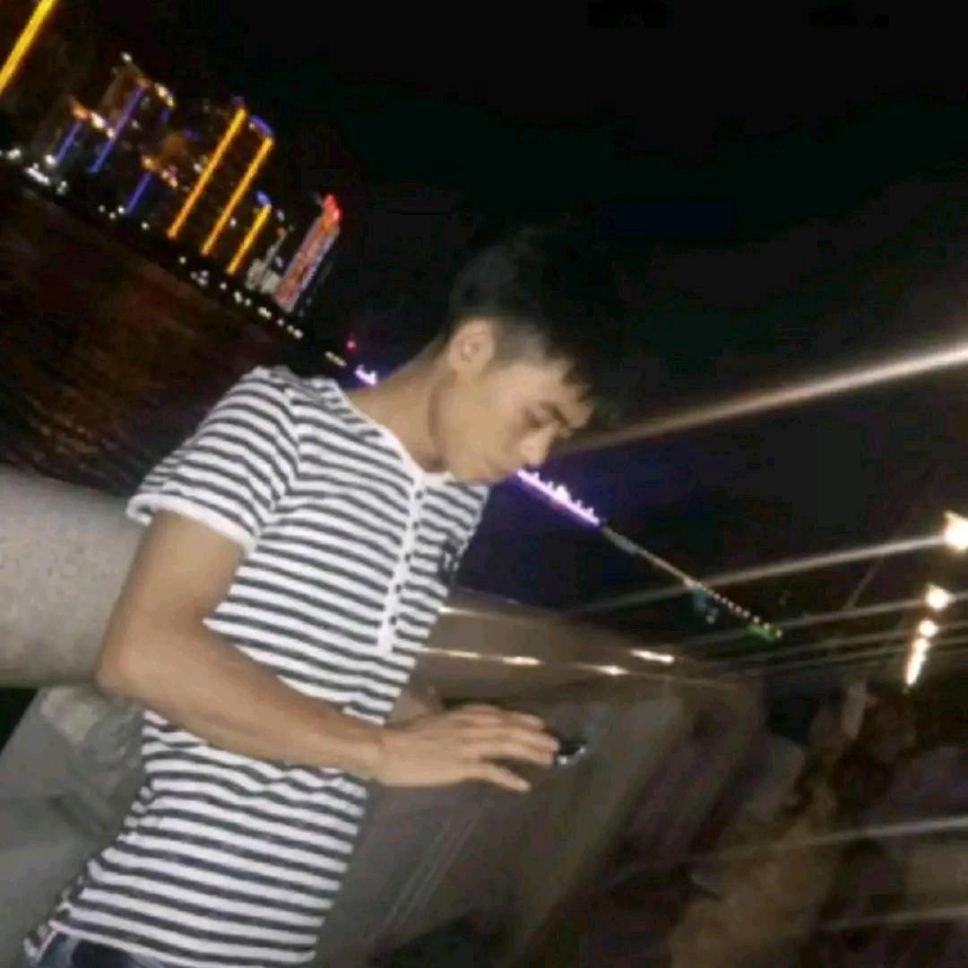 坐在坟前调戏鬼