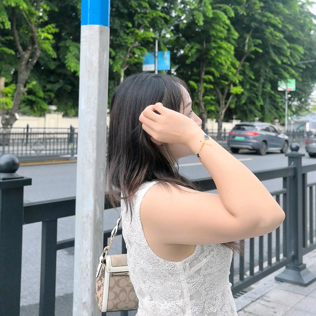 苏兴华在卖珠宝