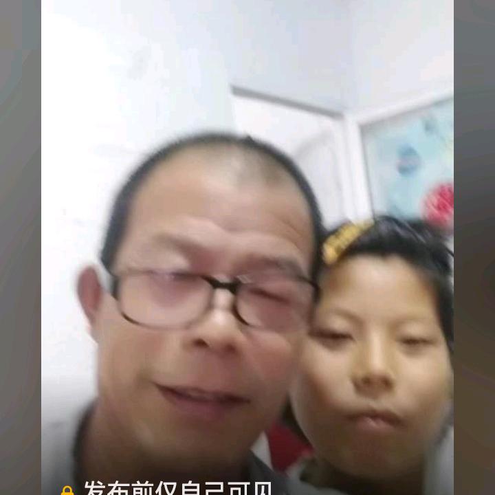 三个孩子的单身爸爸