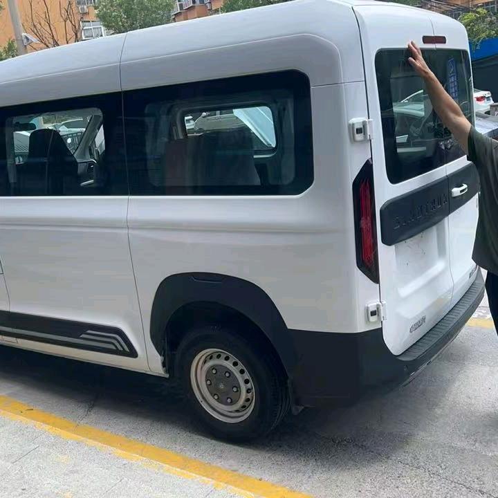 老两口自驾游。