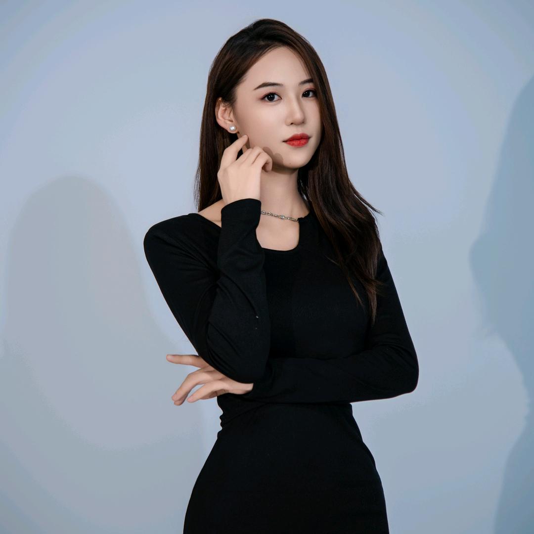 曲玲珑女子运动塑形导师——子淇