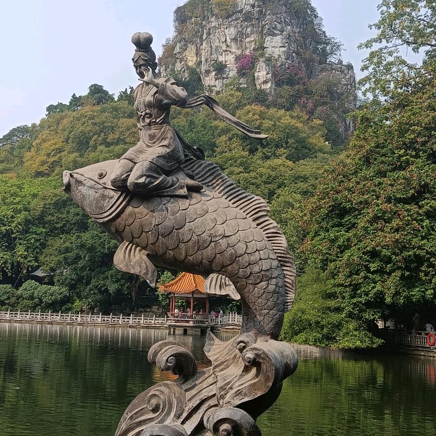 牵着虼蚤玩把戏…没有大猴