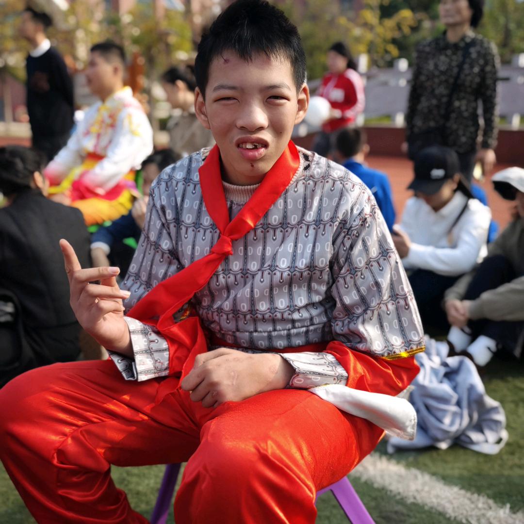 向阳的猫猫男孩