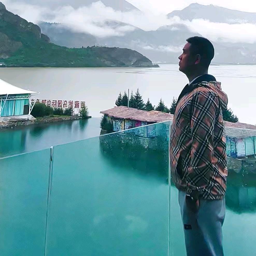 青山埋忠骨—扫墓人浪飞