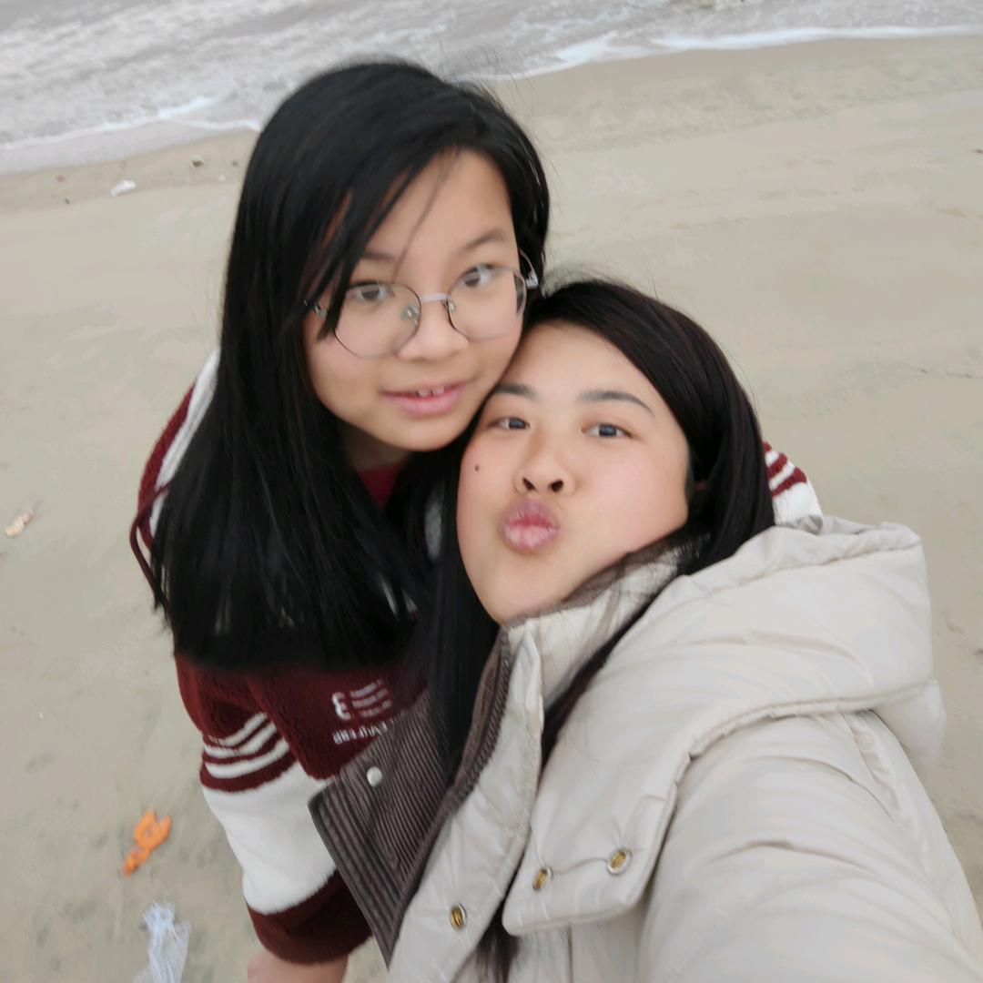 小杨在绣花