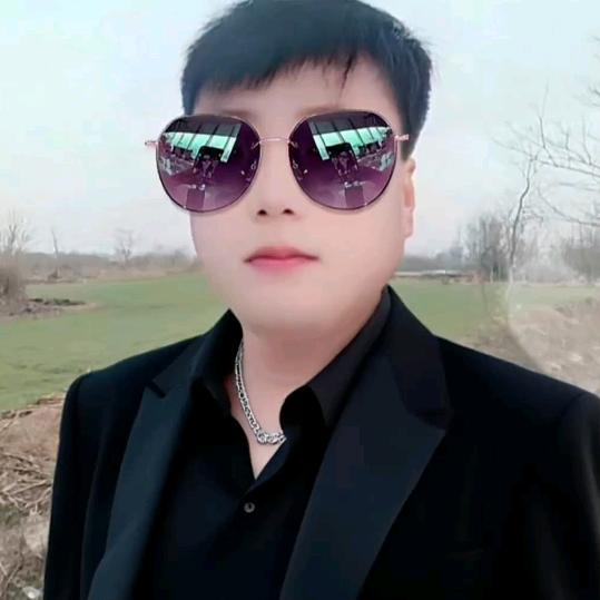 @伤心的人走不出回忆。