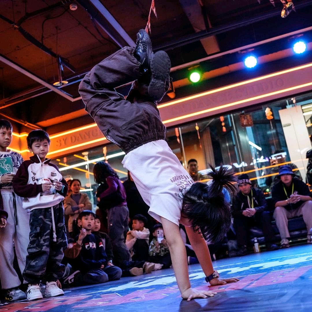 跳街舞的小丫头