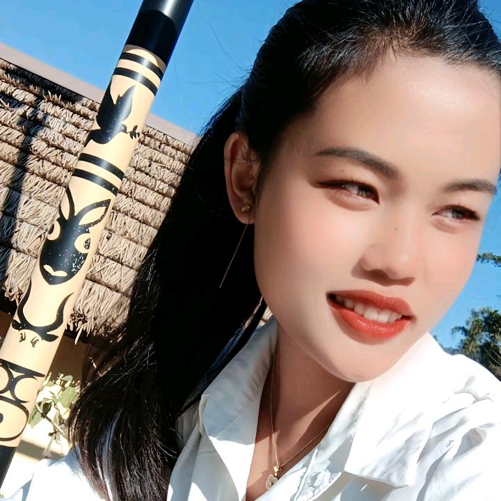 依依，爱笑，的女孩