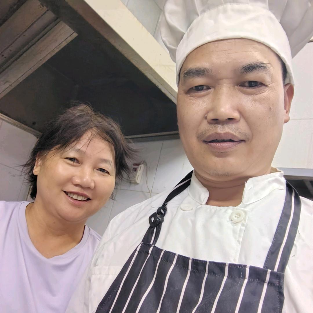 餐饮人…何建茂