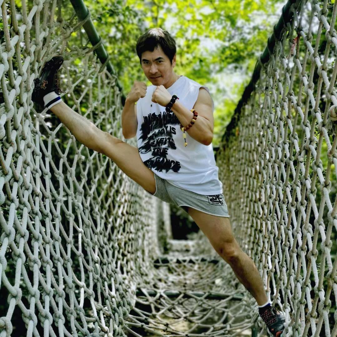 李 峻 栊