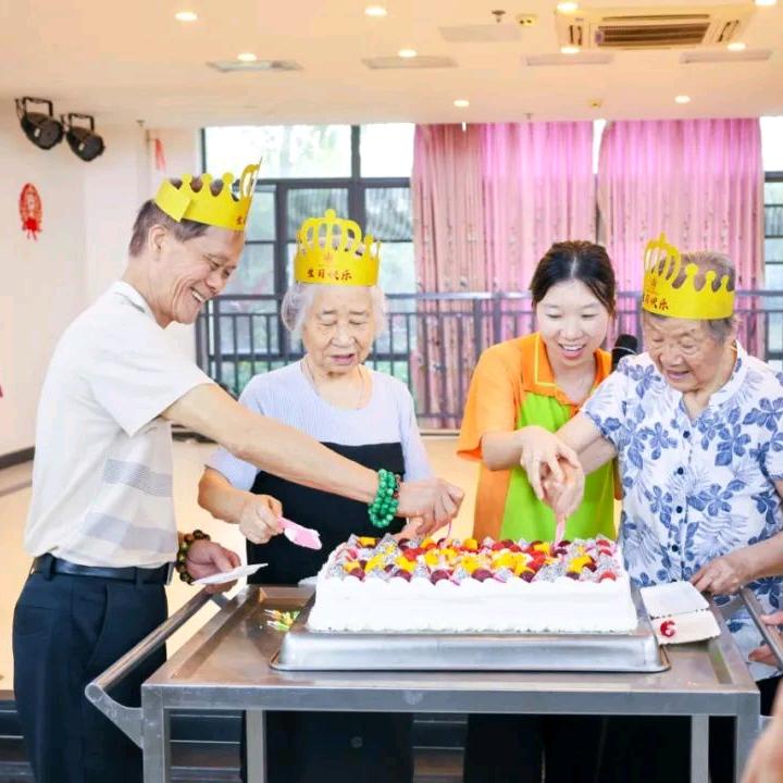 00后小五在养老院
