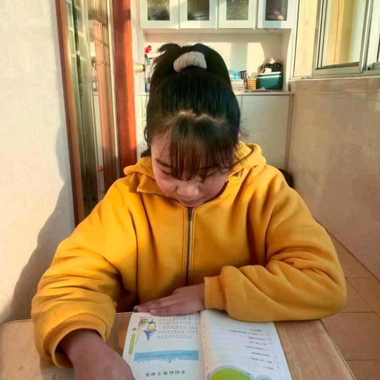 哈哈大笑中学生