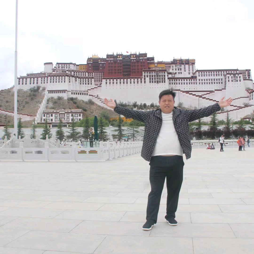 开旅游客车的康哥