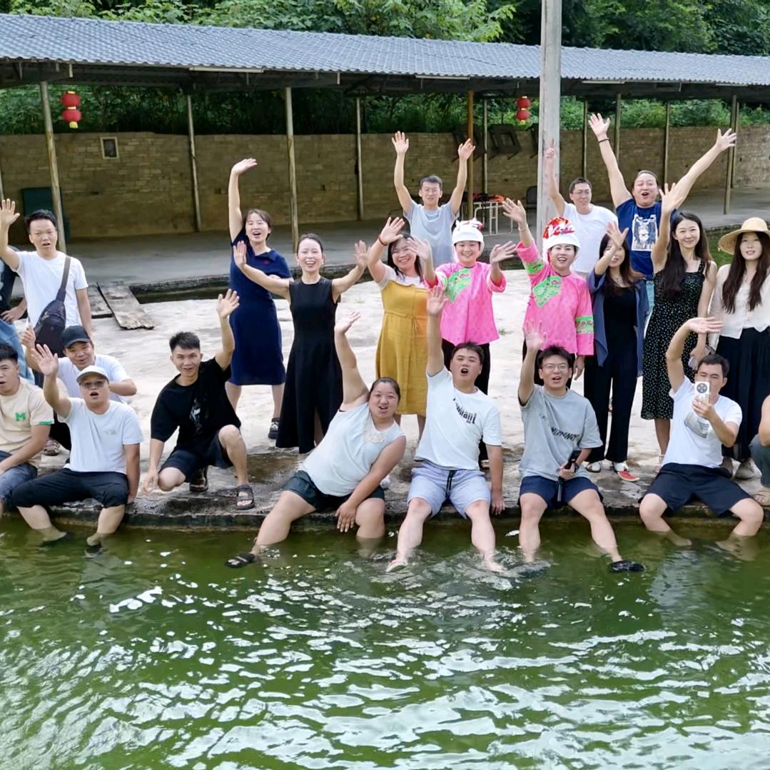 荣心向暖，李绽金光