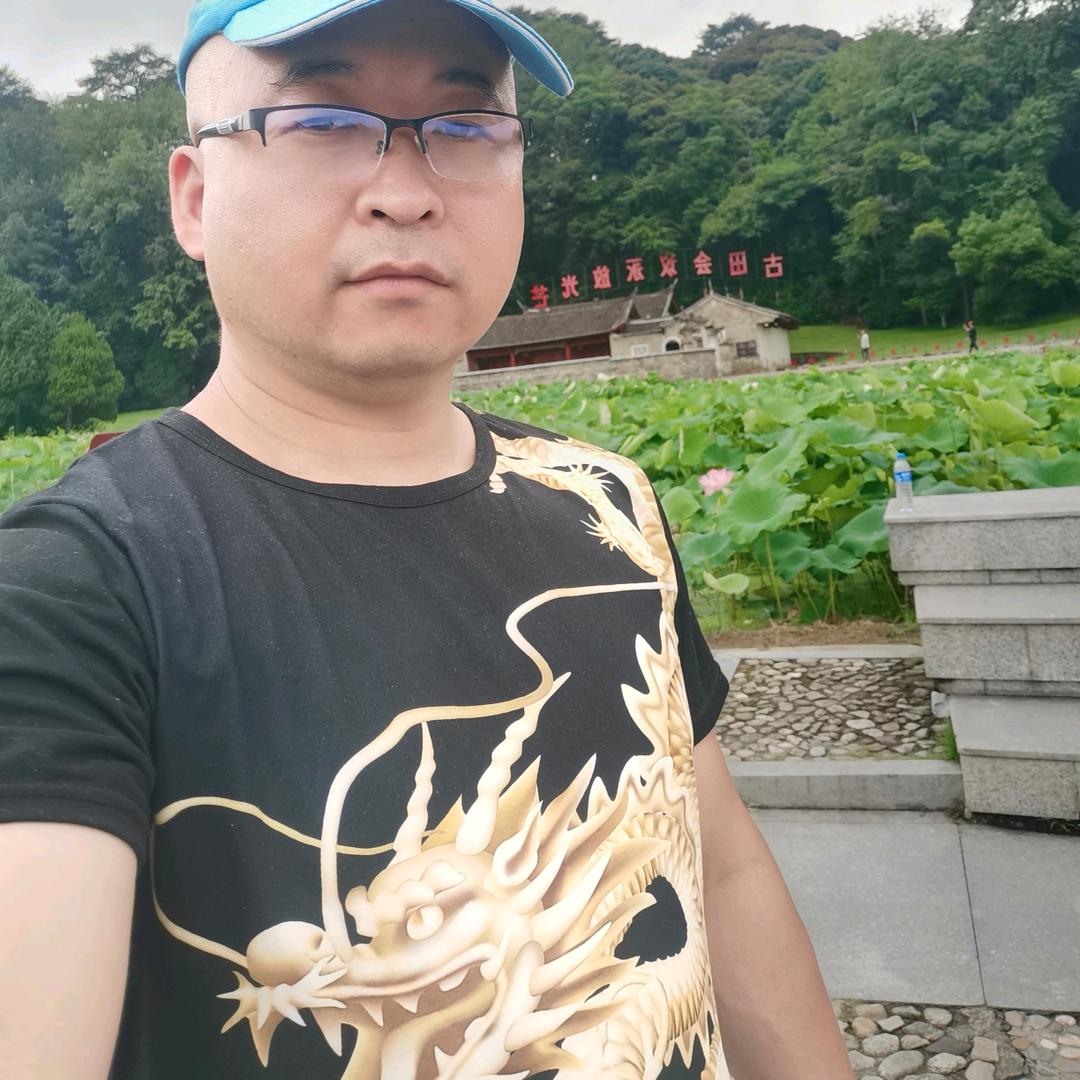 装修装饰，服装表情艺术设计、研究。爱好者