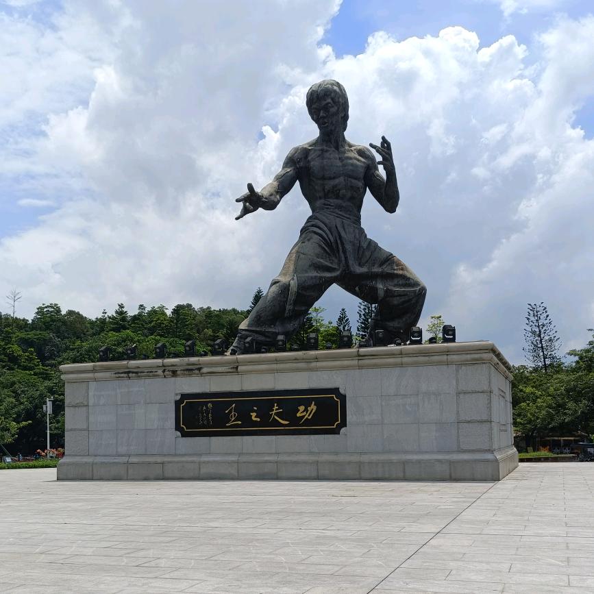 路过坟墓！