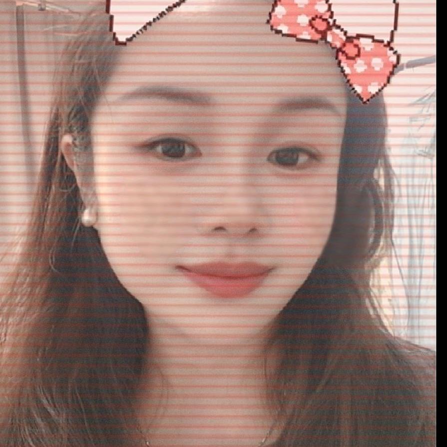 回眸一笑露两齿