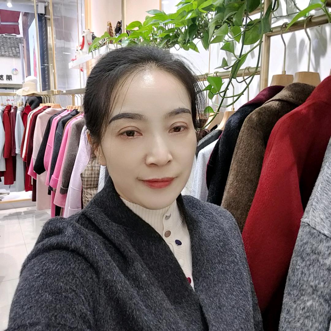 芦山俪莱名店女装