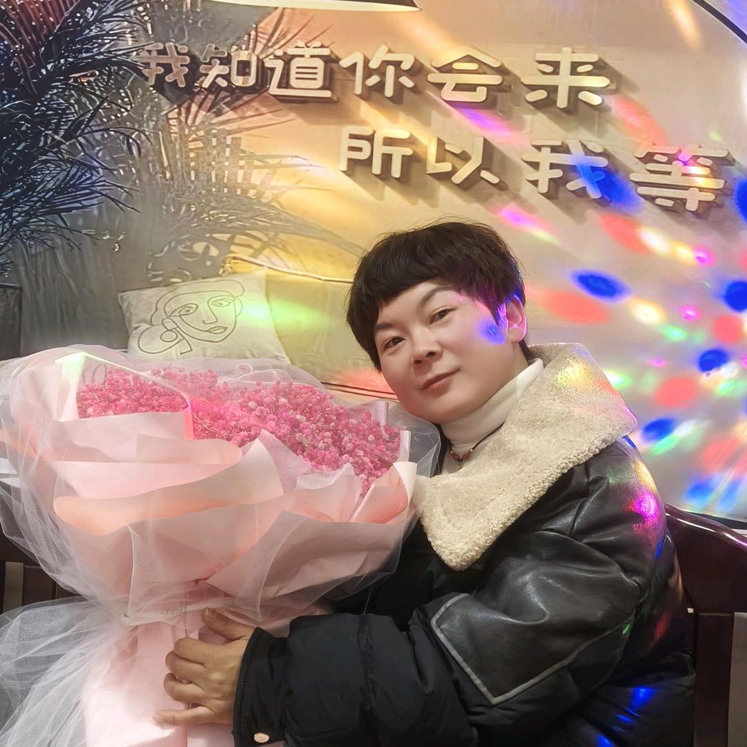小眼睛姐姐