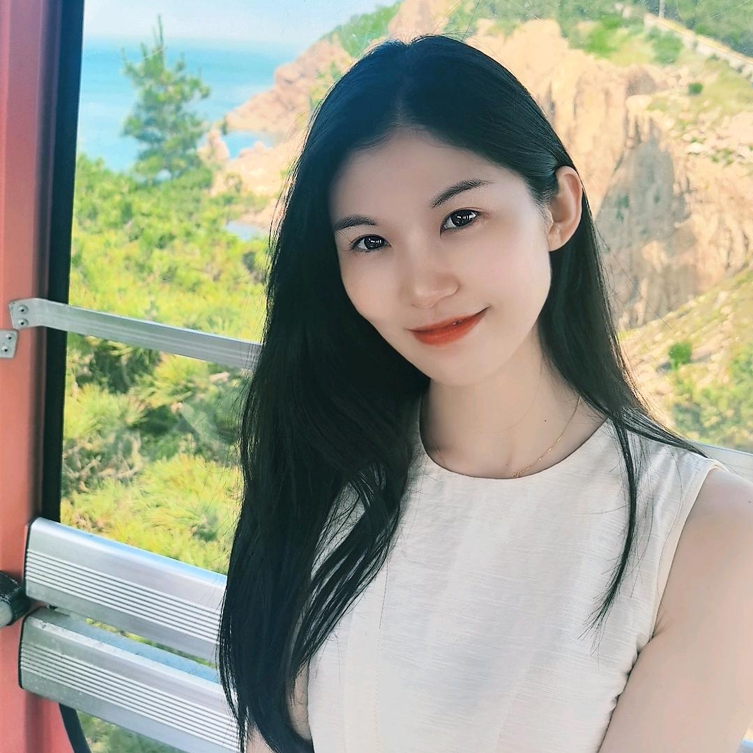 一枚卖体彩的美女