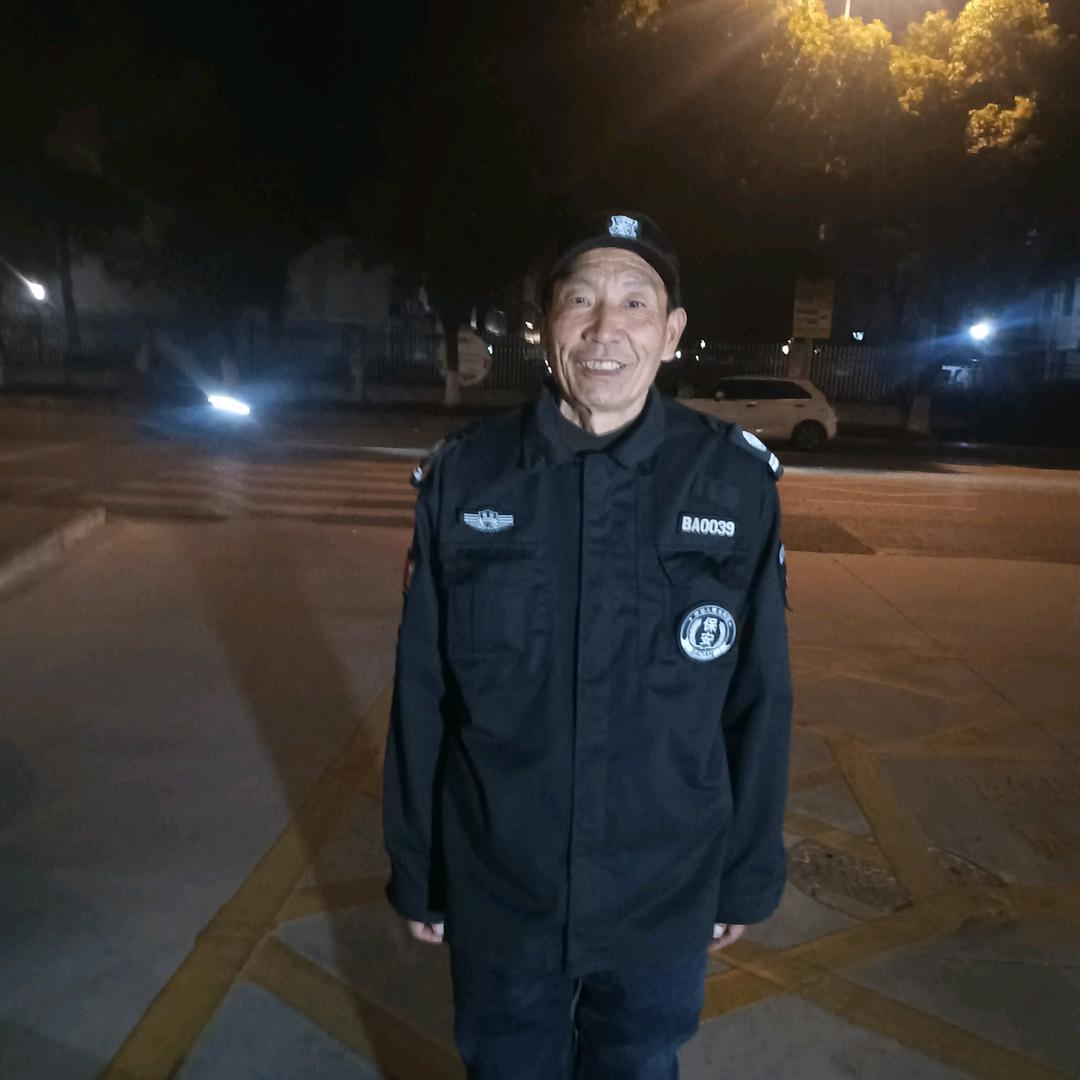 喜欢编织的丁小明