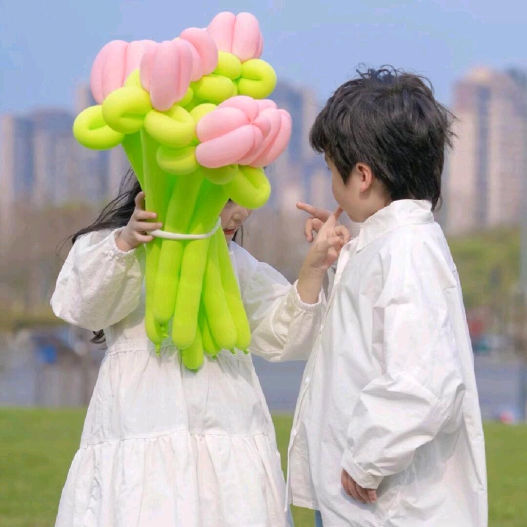 皎若云间月
