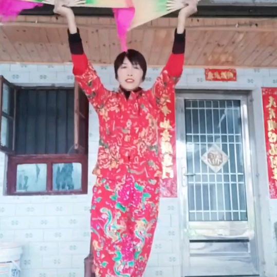 曹家二姐姐喜欢玩抖音