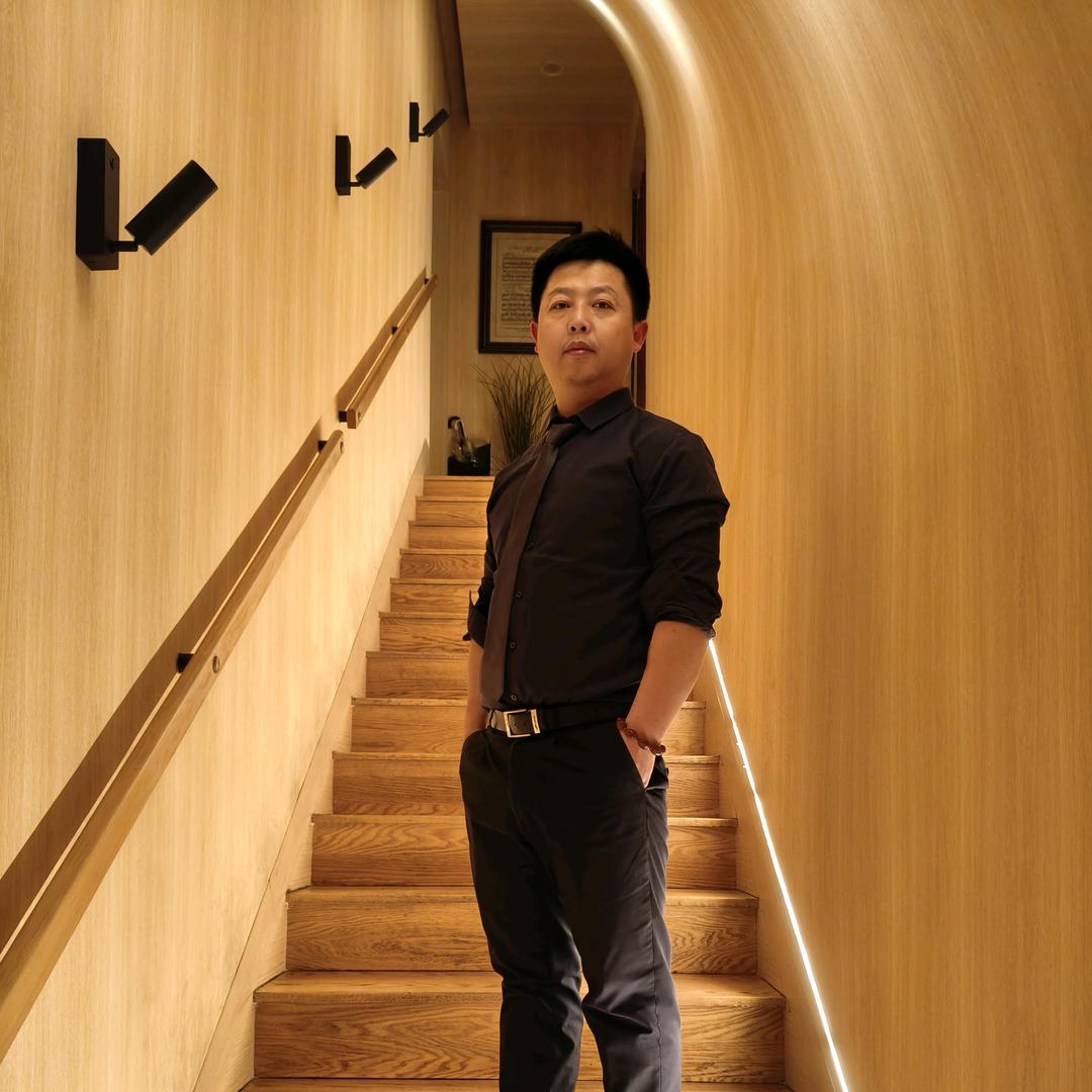 小江在酒吧