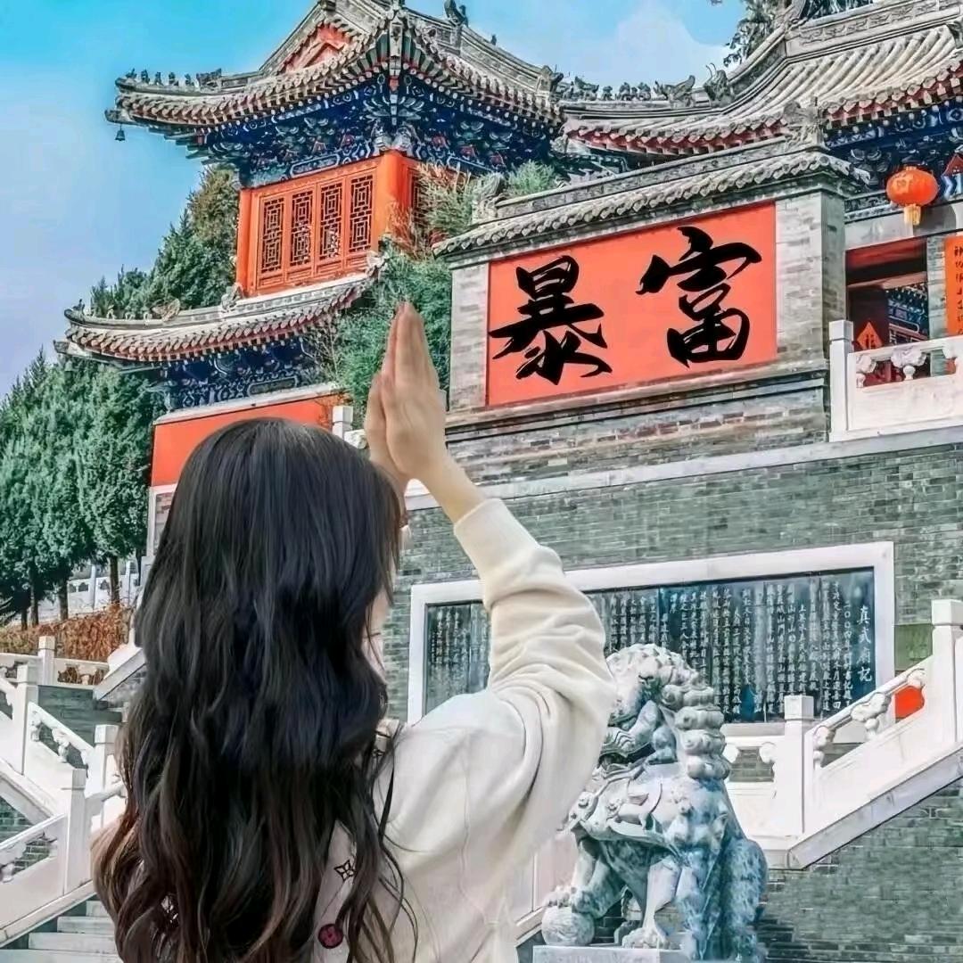 是小狗在摇尾巴吖