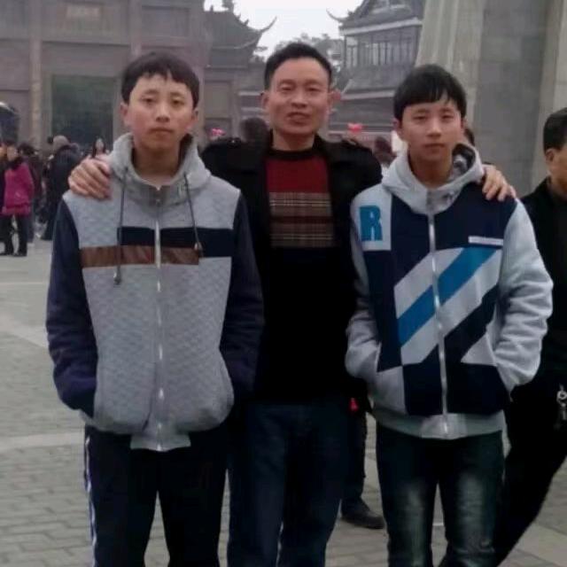 爸爸陪儿子努力
