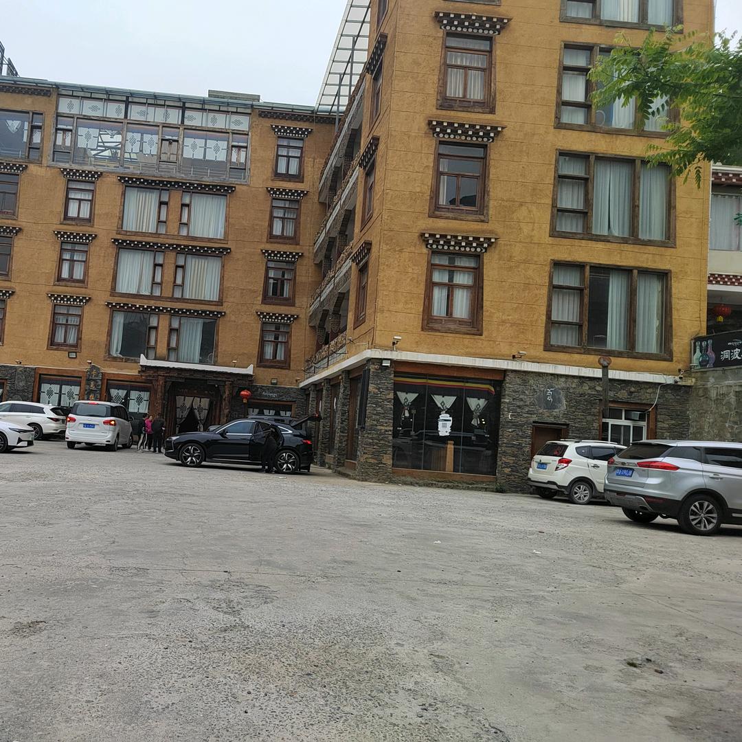 康定卡瓦拉酒店