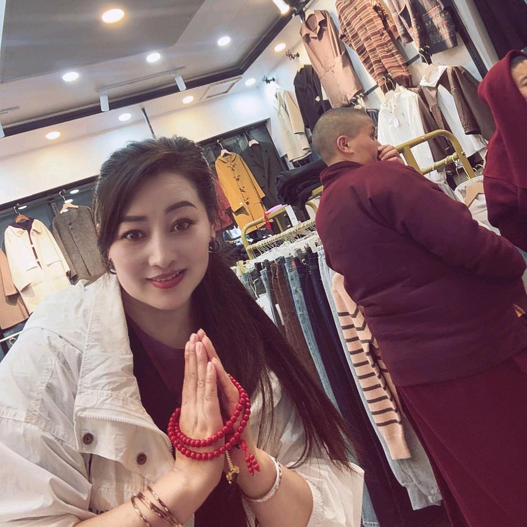 女士时尚服装店