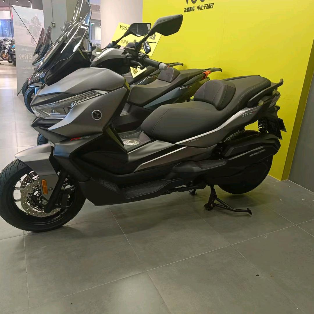 卖摩托的老男孩