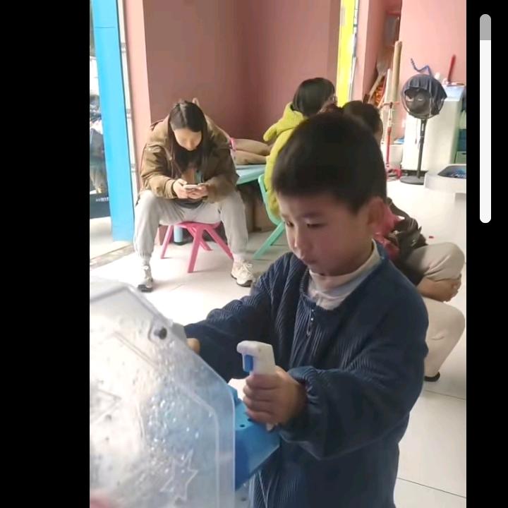 灿