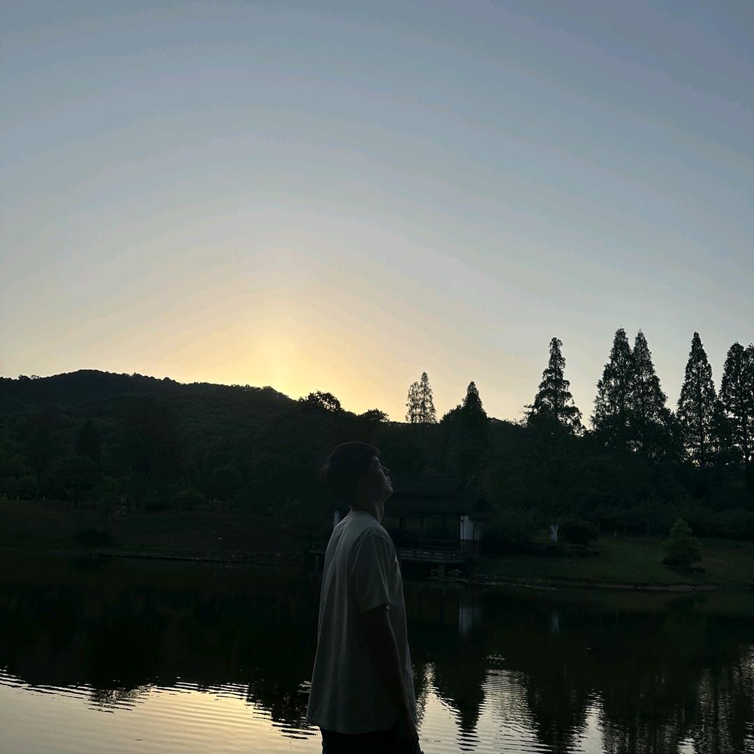 灿