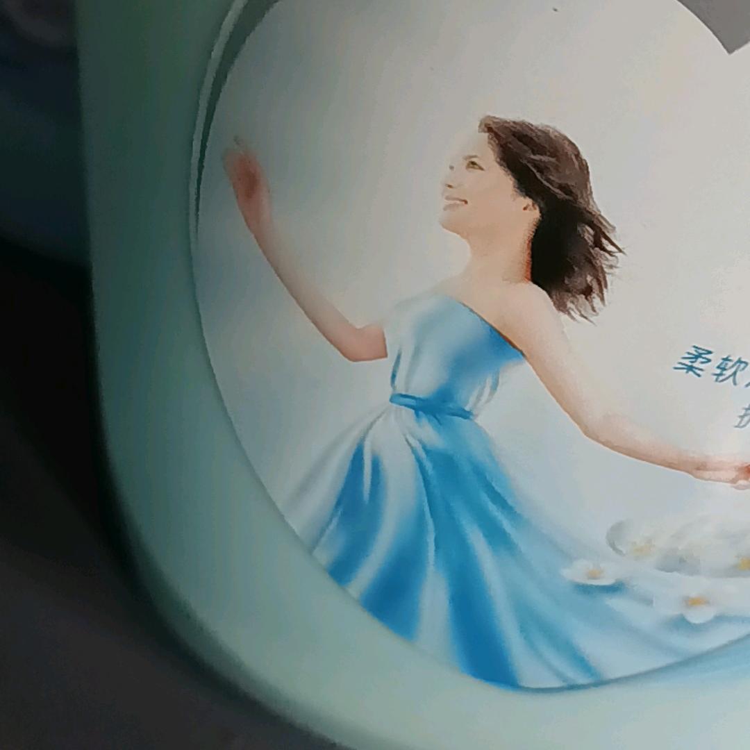 大妈检瓶子谋生