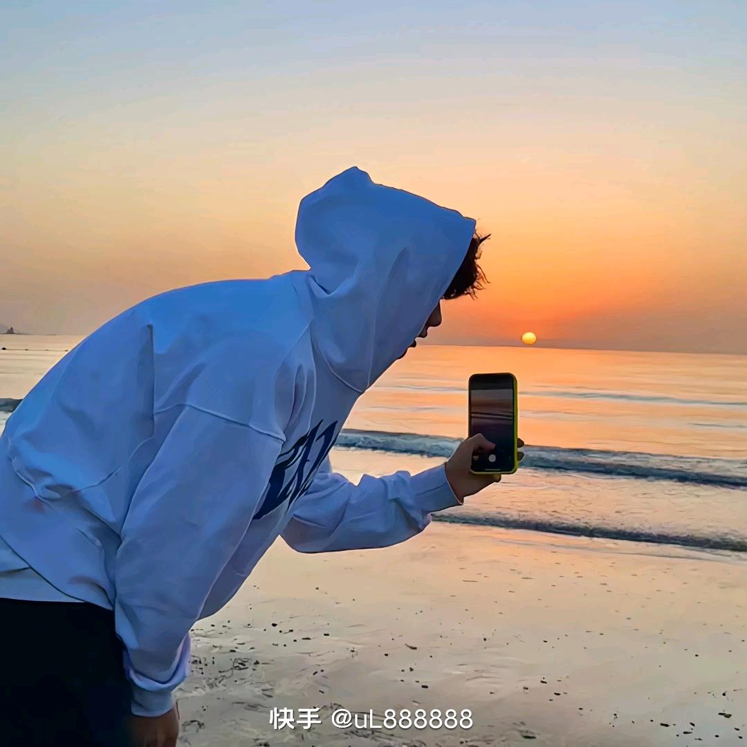 一只绿色小恐龙☄